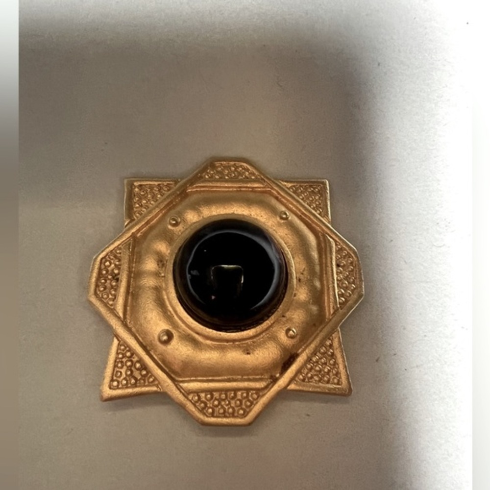 Leslie Block‎ Gold Brooch with Navy Blue Cabochon Vintage